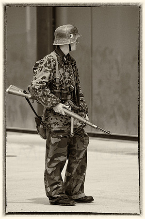 Re-enactor_1_Slv (1 of 1)